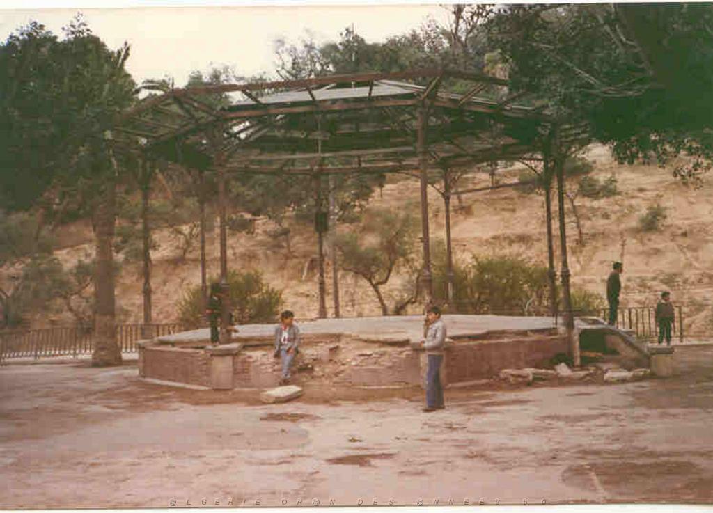 1002 PLACE DE LA REPUBLIQUE ET SON KIOSQUE.JPG